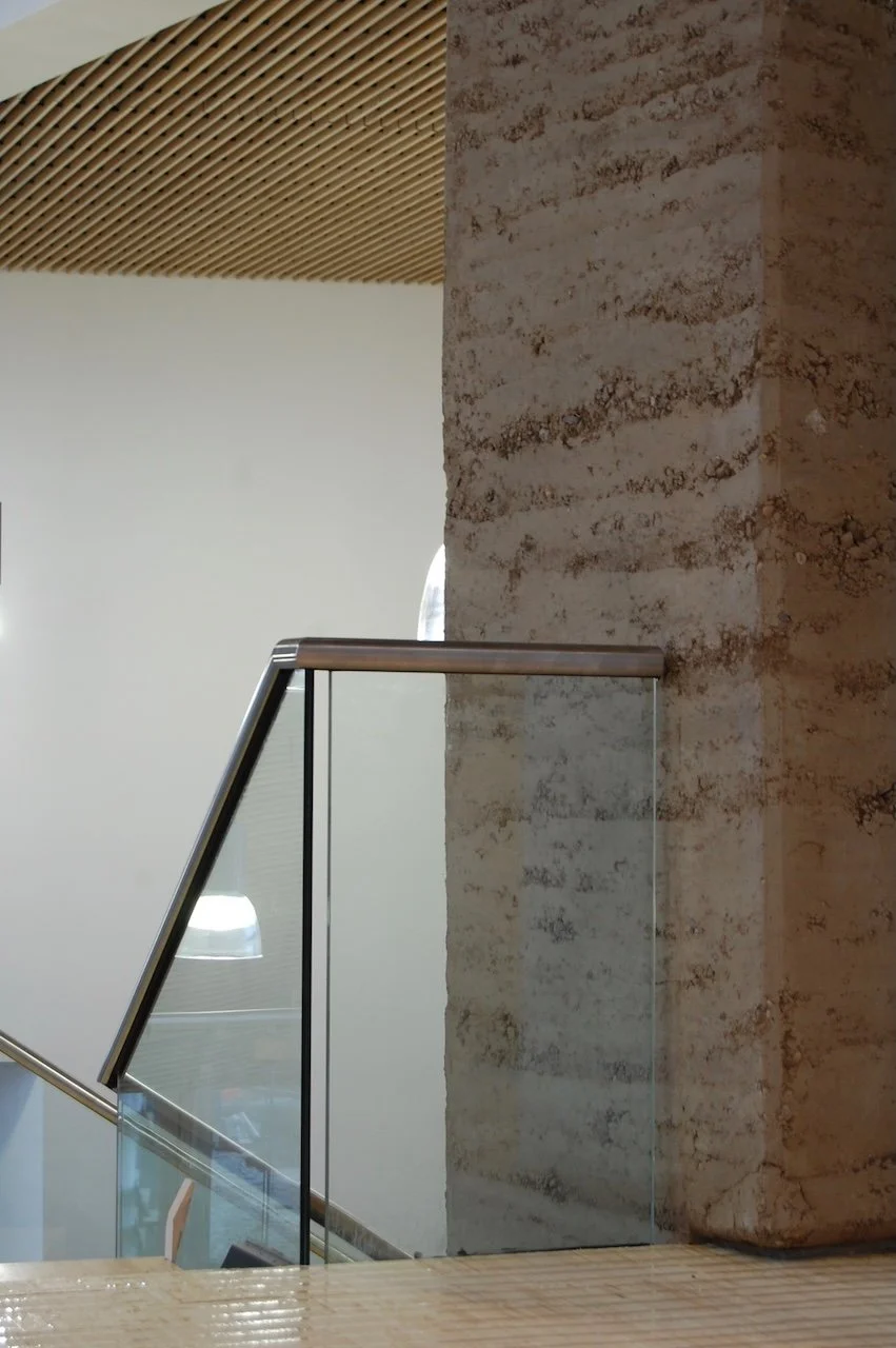 Detail van stampleem aardlagen in Gemeentehuis Coevorden