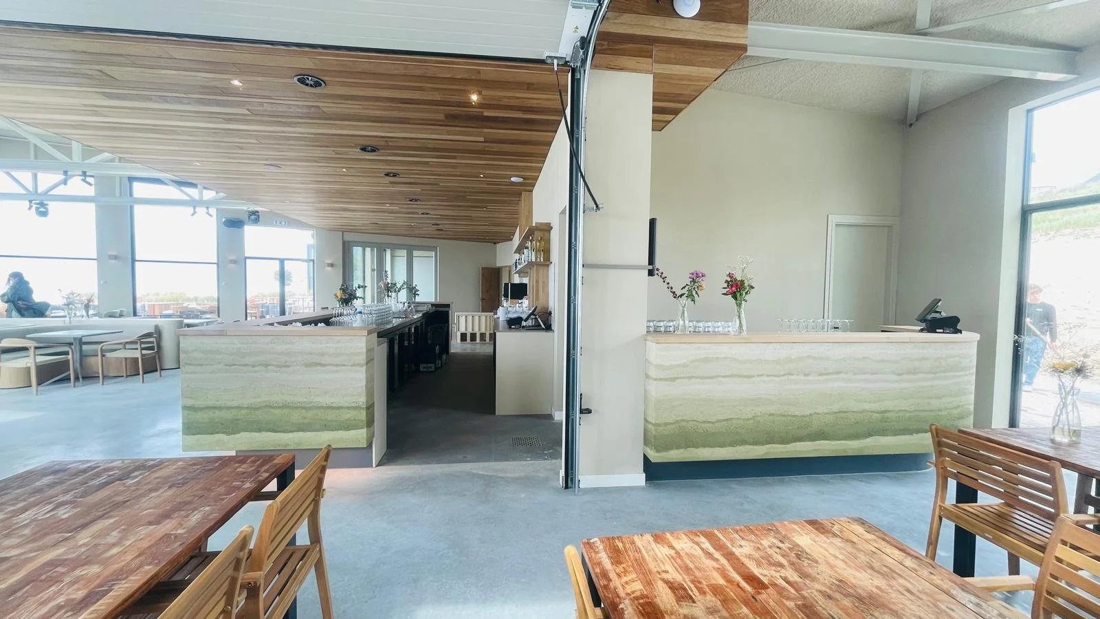 Zijkant van Balie met stampleem look en groene aardse pigmenten