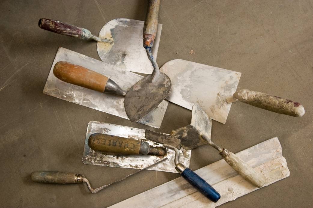 Stukadoors gereedschap van EuroLeem vakmensen voor werk aan ambachtelijke leem projecten