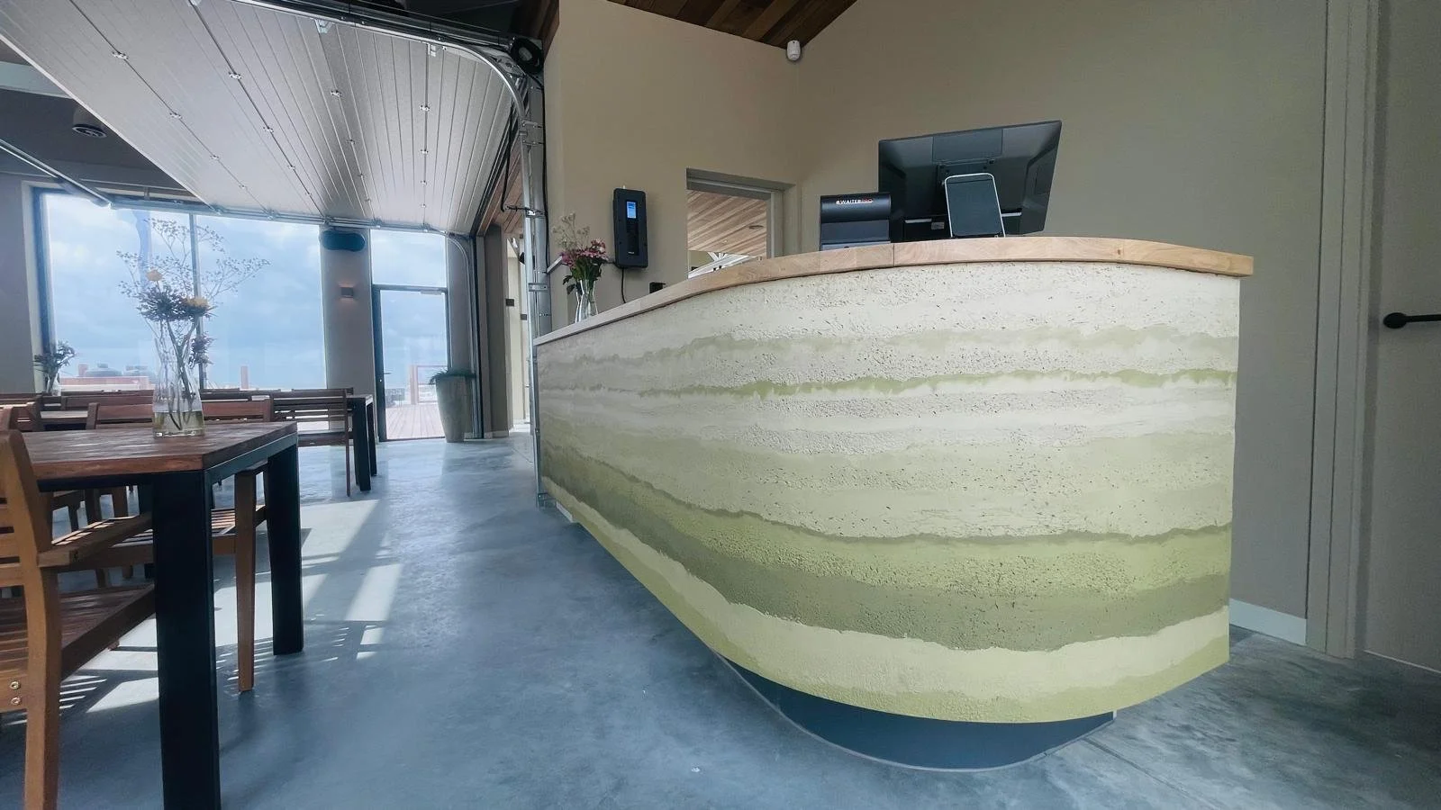 Rammed earth look bar met natuurlijke pigmenten in Bloemendaal