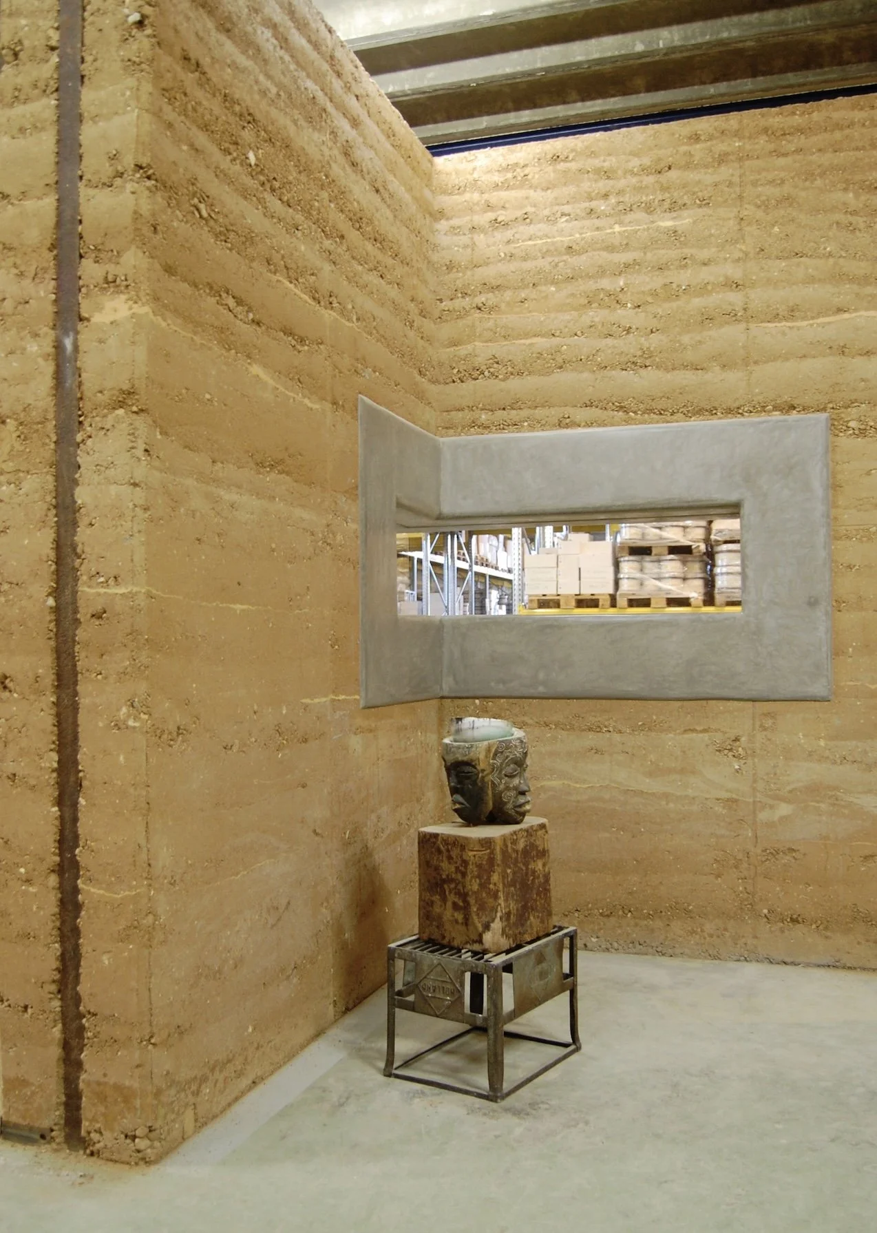 Meerdere Stampleem rammed earth wanden in de werkplaats van Tierrafino leem in Amsterdam met kunstwerk.