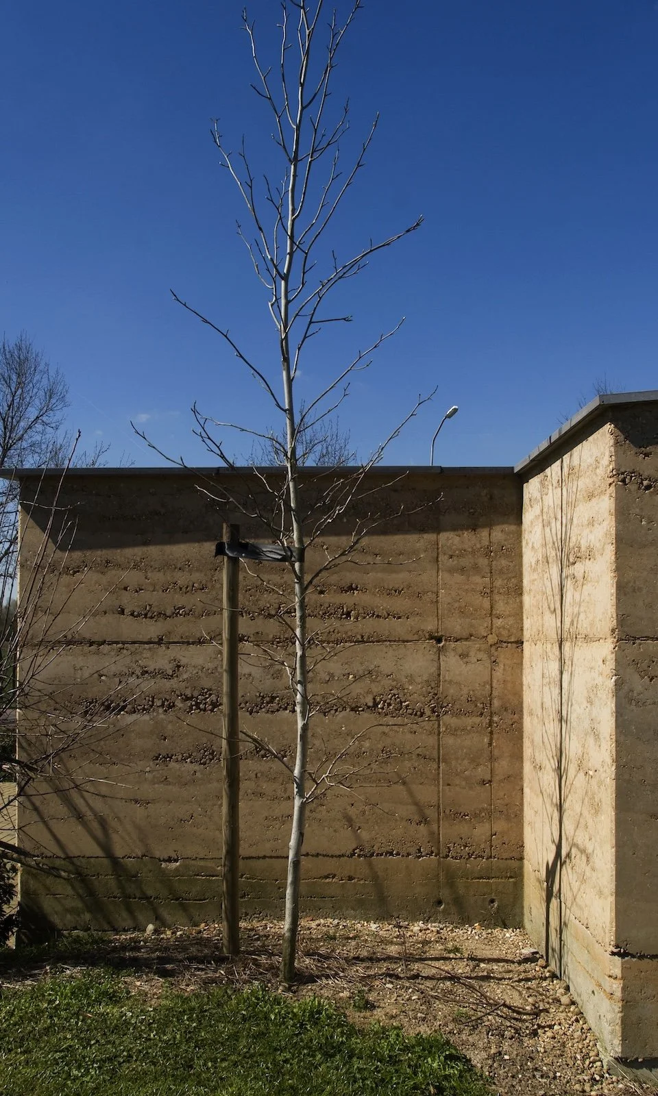 Stampleem constructies op gemeentelijke begraafplaats Spijk met natuurlijke materialiteit en tijdloze uitstraling