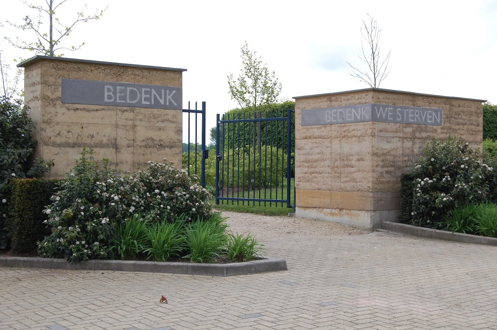 Rammed earth herdenkingsmuren van gestampte aarde op begraafplaats in gemeente Lingewaal