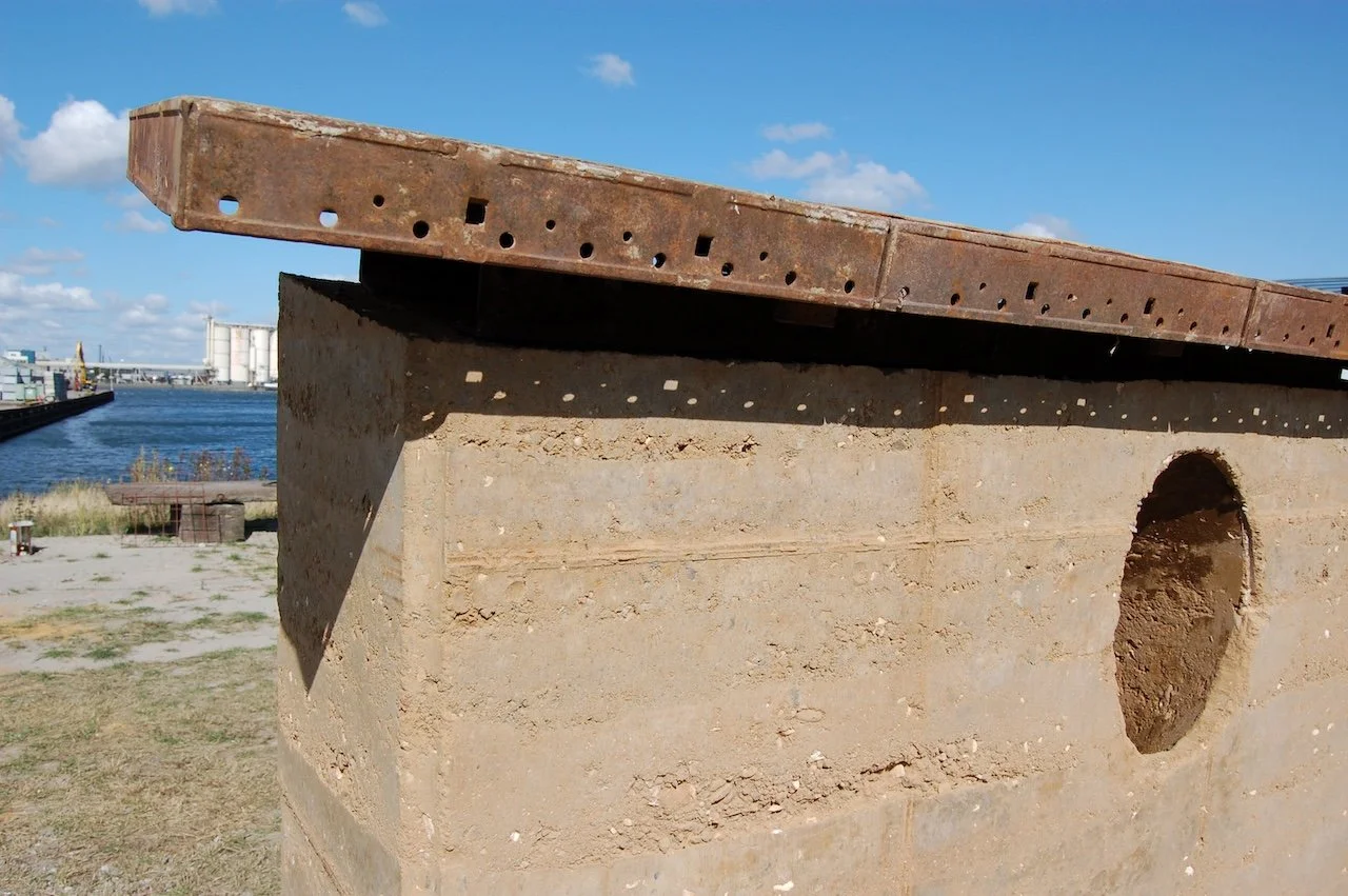 Leembouw project met karaktervolle stampleem wand en natuurlijke materialen