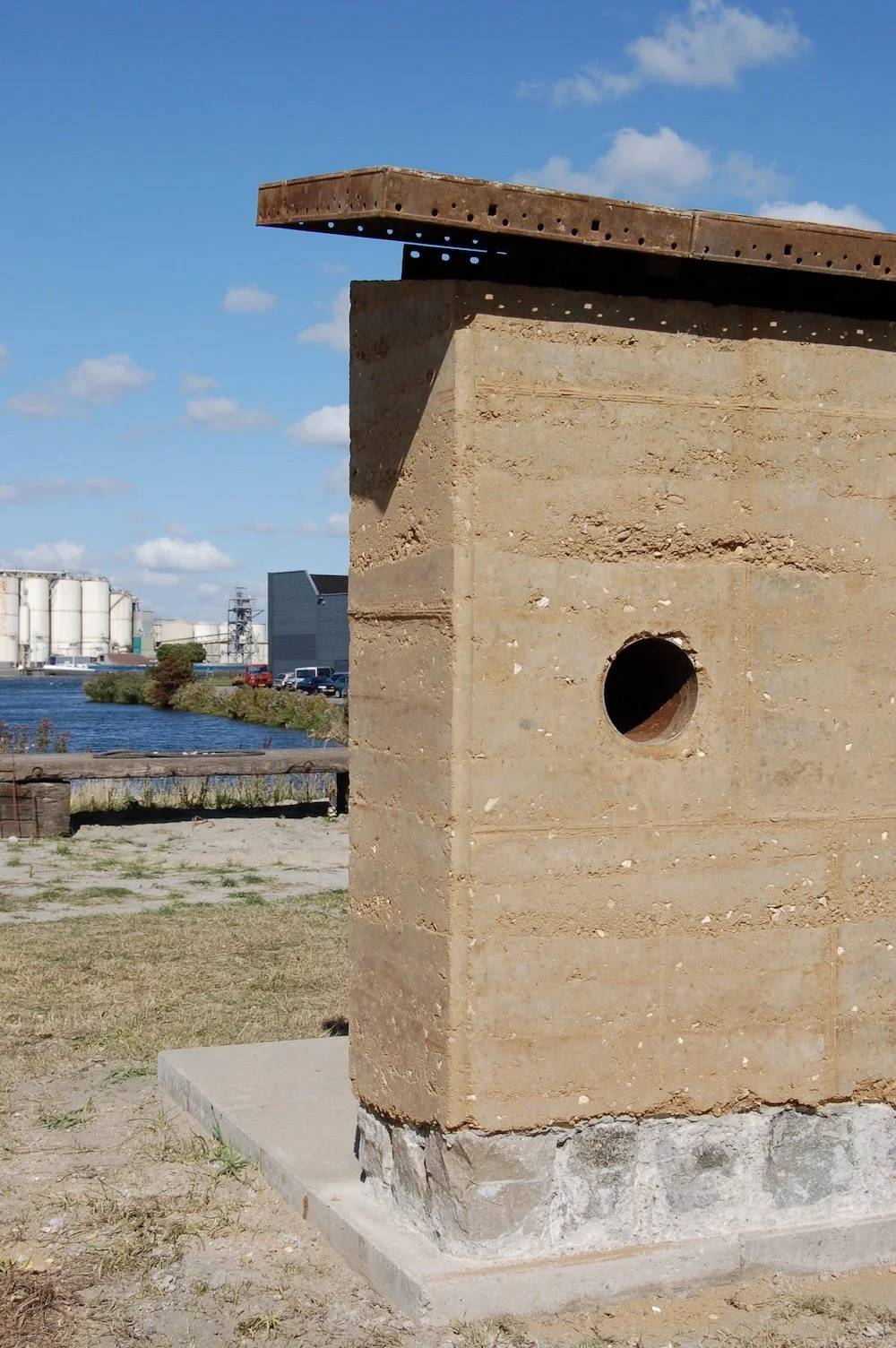 Maatwerk stampleem element van verdichte aarde voor architectonische toepassing