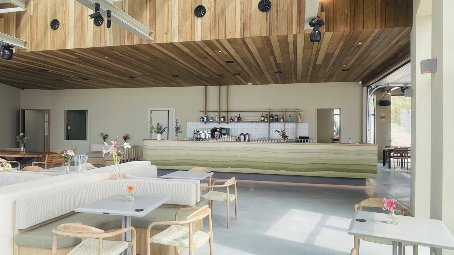 Overzicht van stampleem look bar  en aardlagen met pigmenten