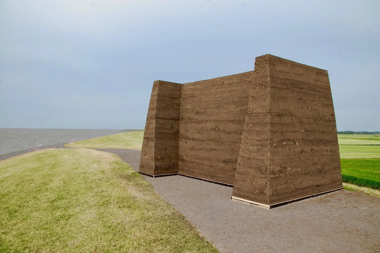 Rammed earth kunstproject waarin natuurlijke aarde en architectuur samenkomen