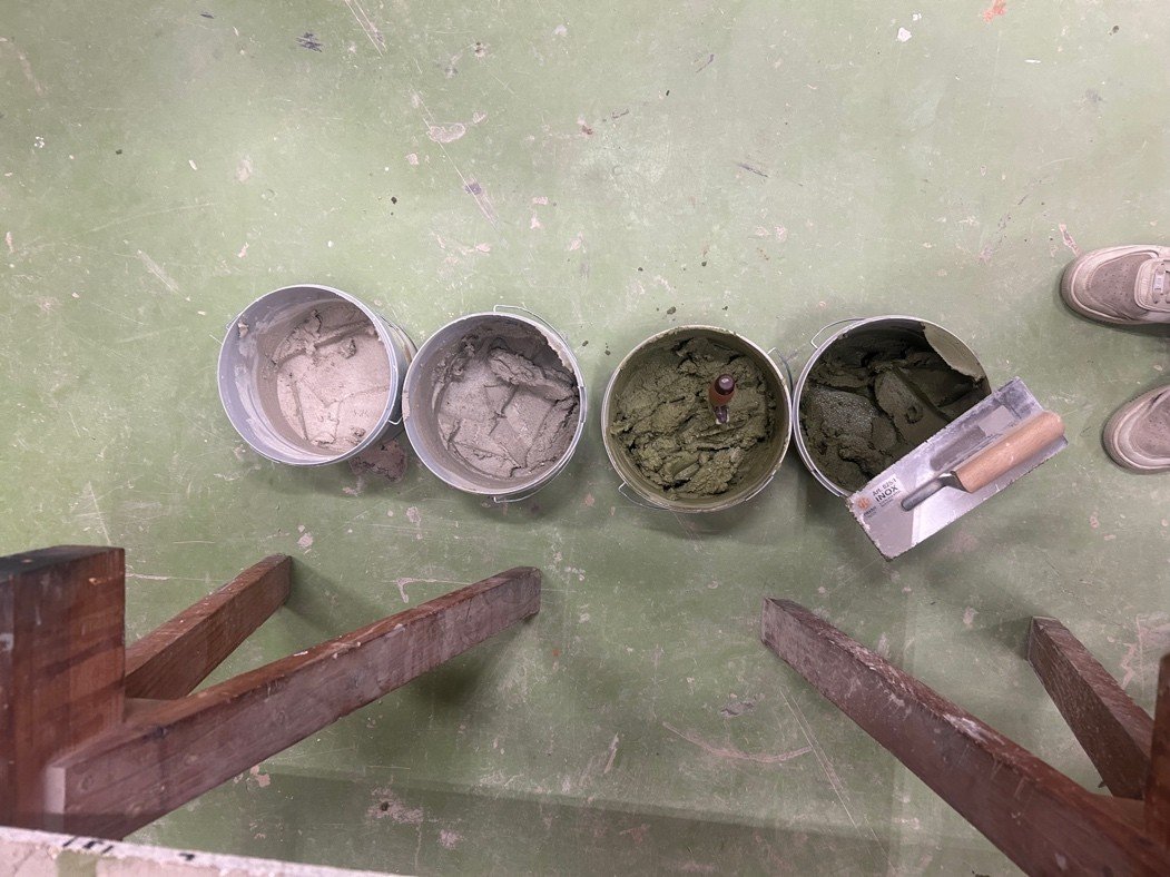 Stukadoor Pigment emmers voor stampleem-look bar