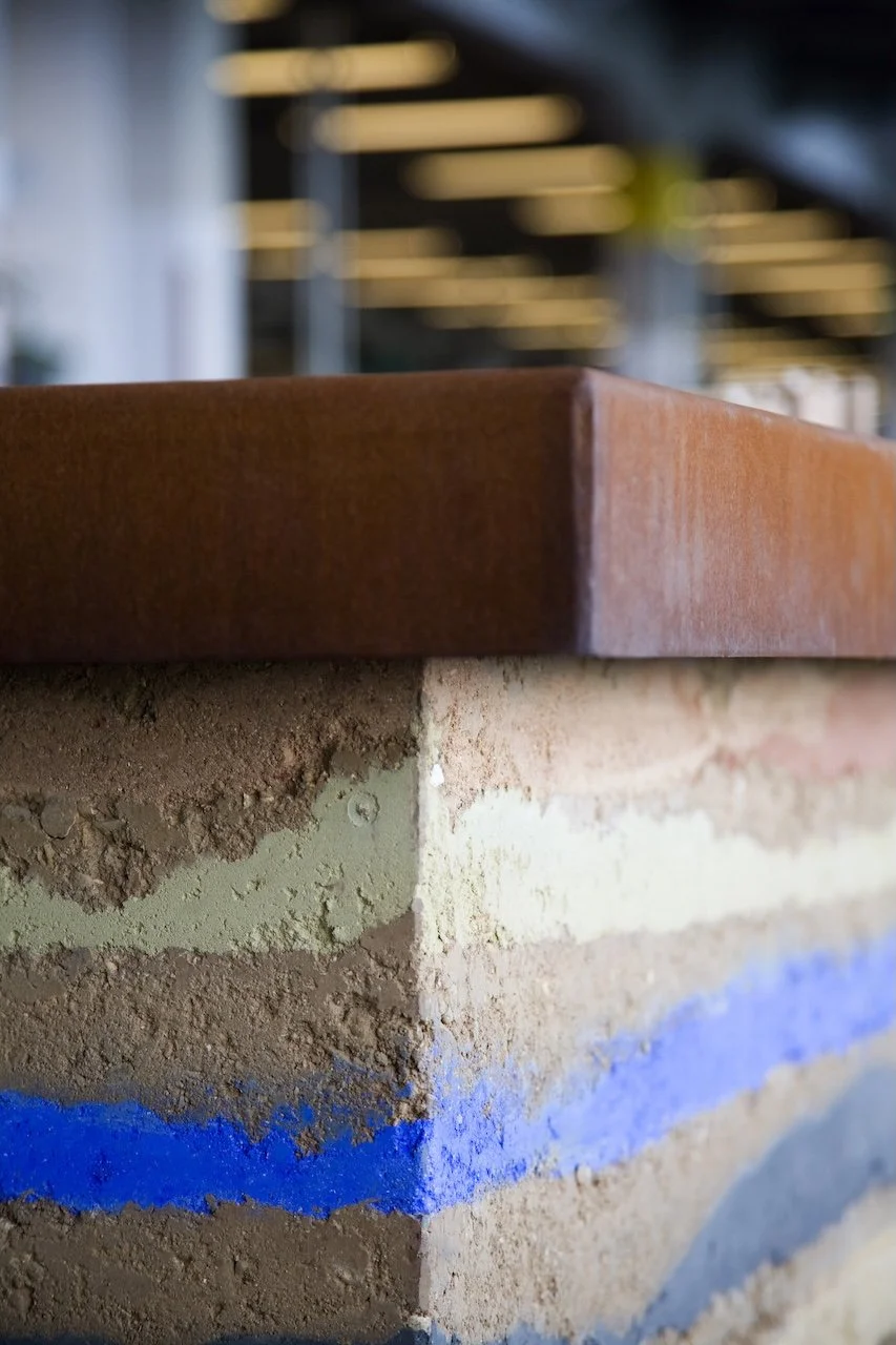 Architectenbureau met stampleem ontvangstbalie uitgevoerd in rammed earth met gekleurde aardlagen