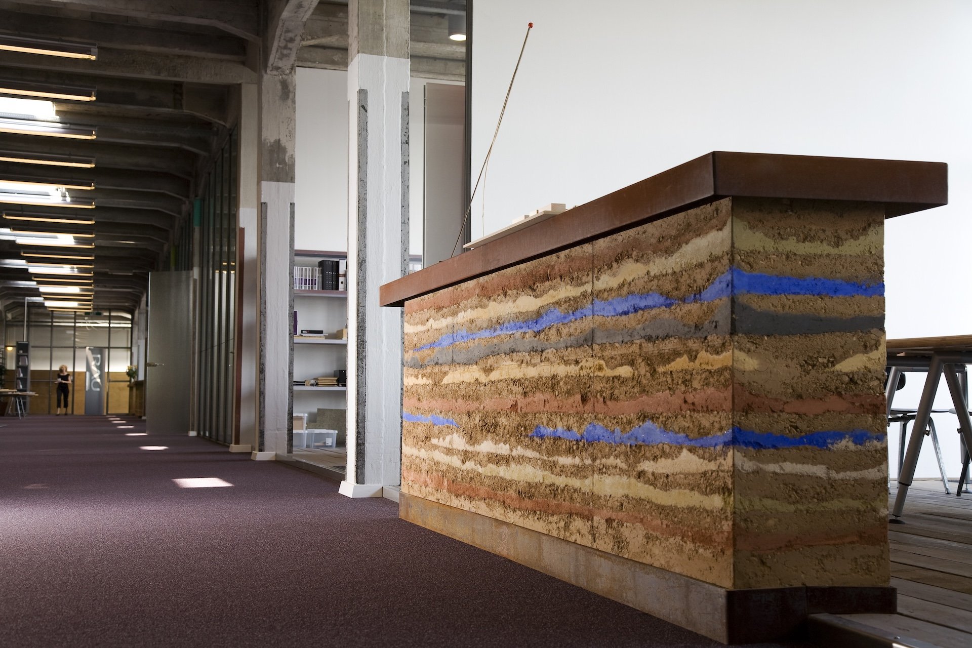 Design stampleem balie afgewerkt met kleur pigmenten voor een gelaagd kleurbeeld