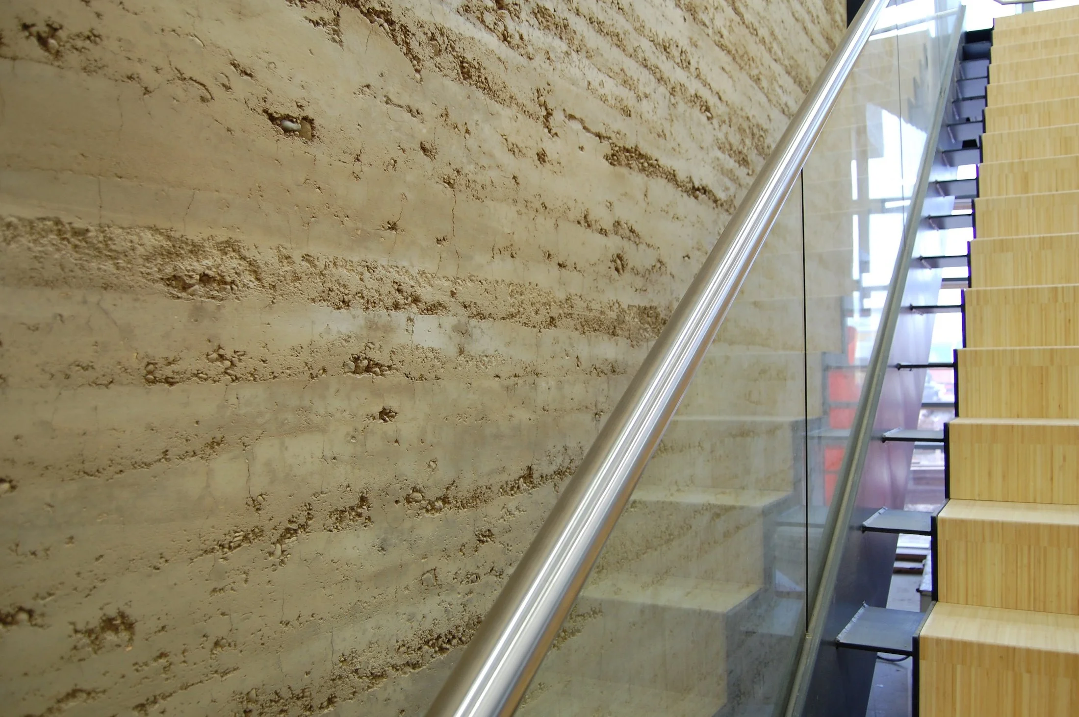 Stampleem wand in Gemeentehuis Coevorden uitgevoerd door stukadoor in rammed earth techniek