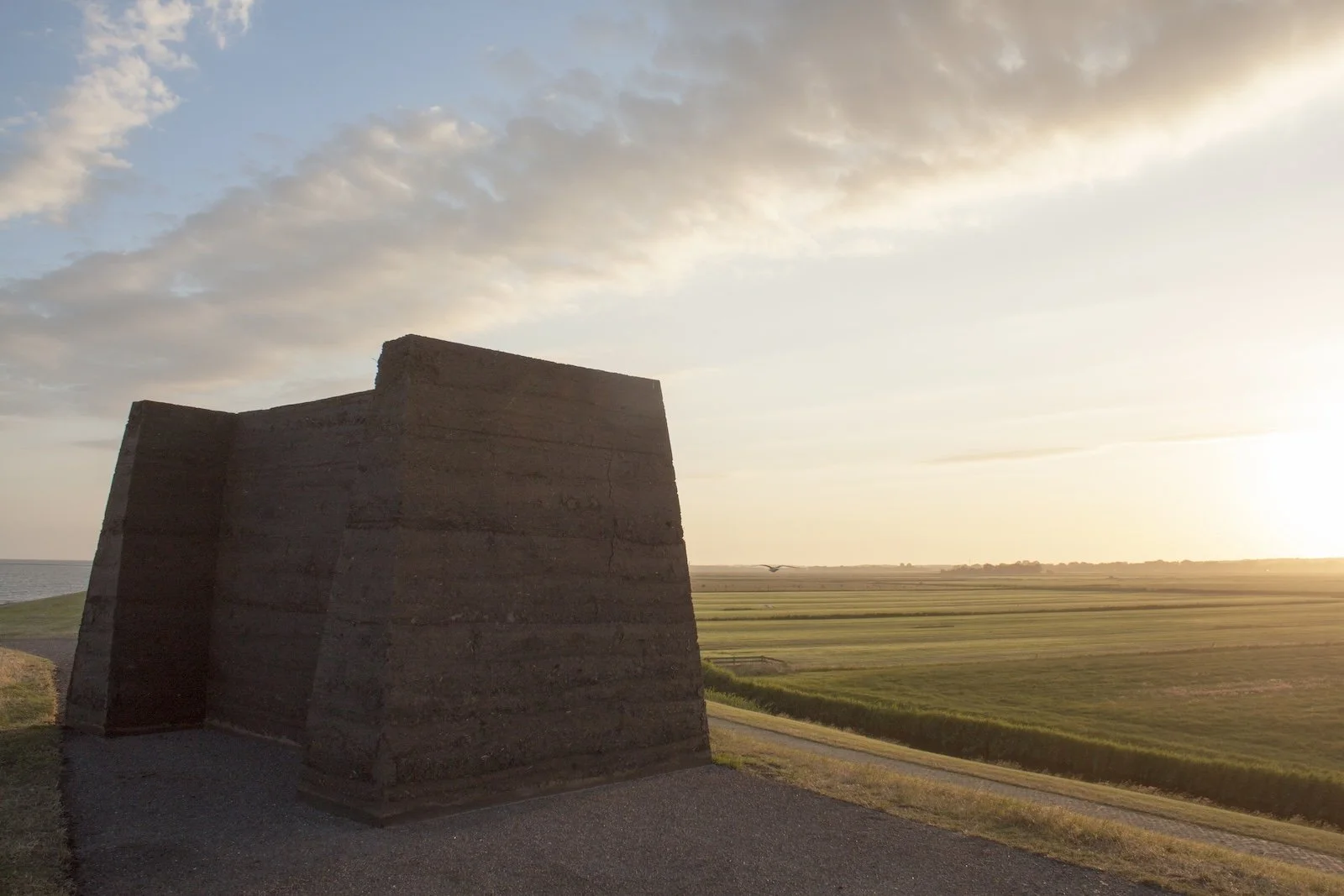 Kunstinstallatie uitgevoerd met stampleem en duurzame natuurlijke materialen
