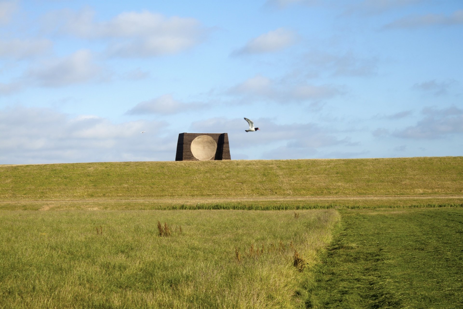Stampleem rammed earth techniek toegepast in kunstwerk