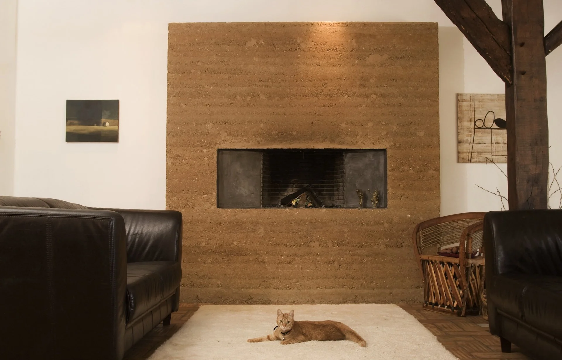 Muur afgewerkt met natuurlijke materialen in woonkamer voor particulieren