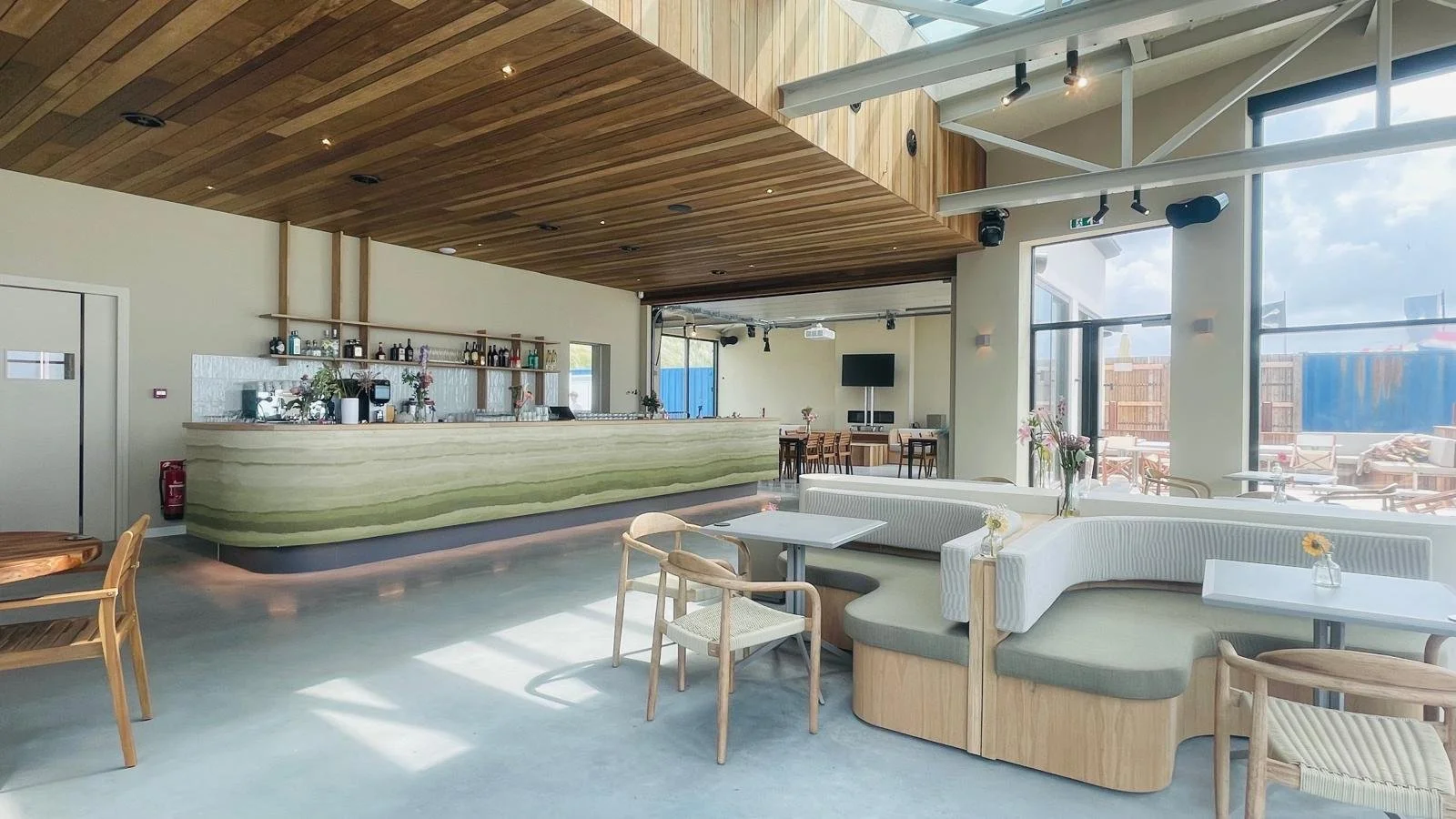 Design balie met stampleem uitstraling in Beachclub Bloomingdale Bloemendaal aan Zee