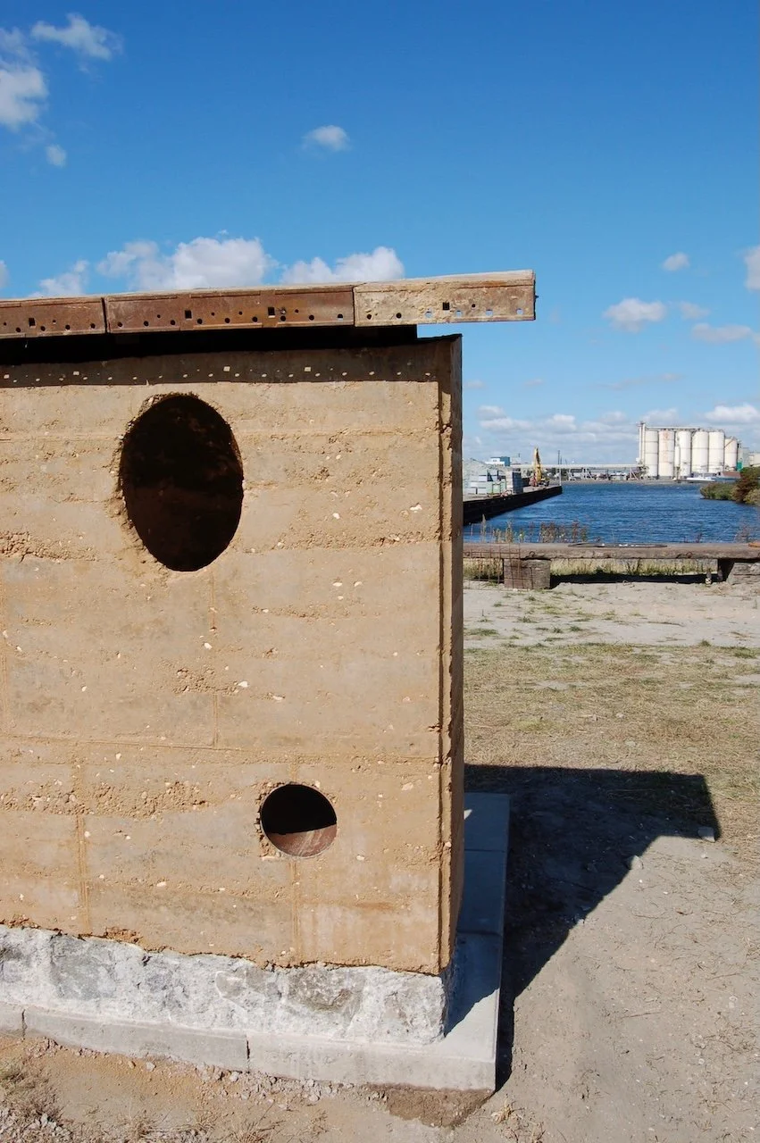 Rammed earth constructie met aardse kleuren en karaktervolle textuur