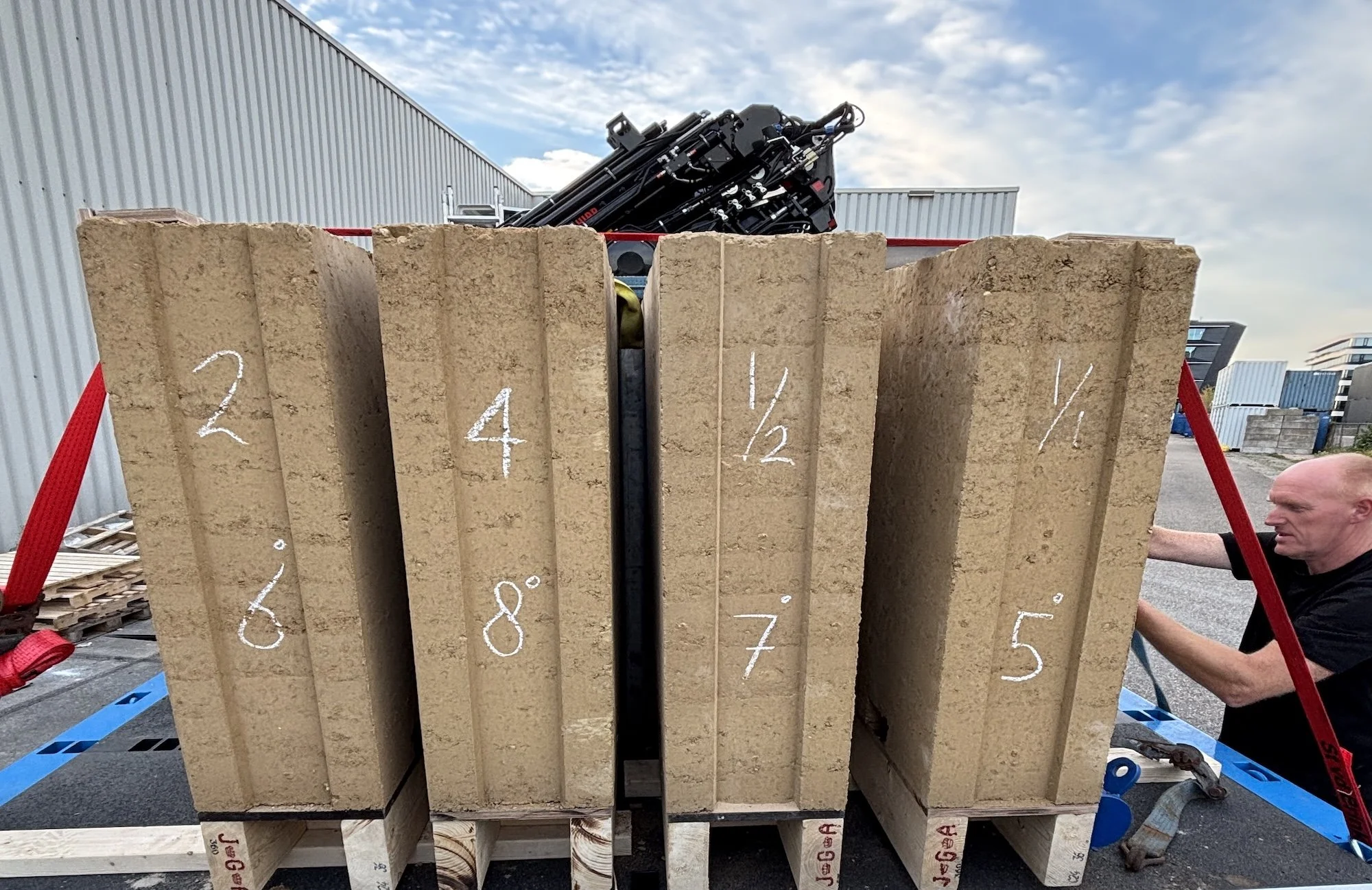 Rammed earth blokken op transport