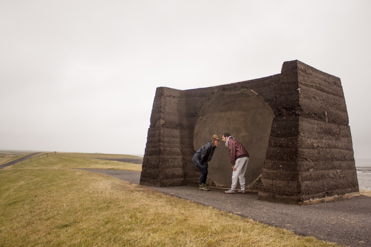 Natuurlijke rammed earth constructie met karaktervolle aardlagen en textuur