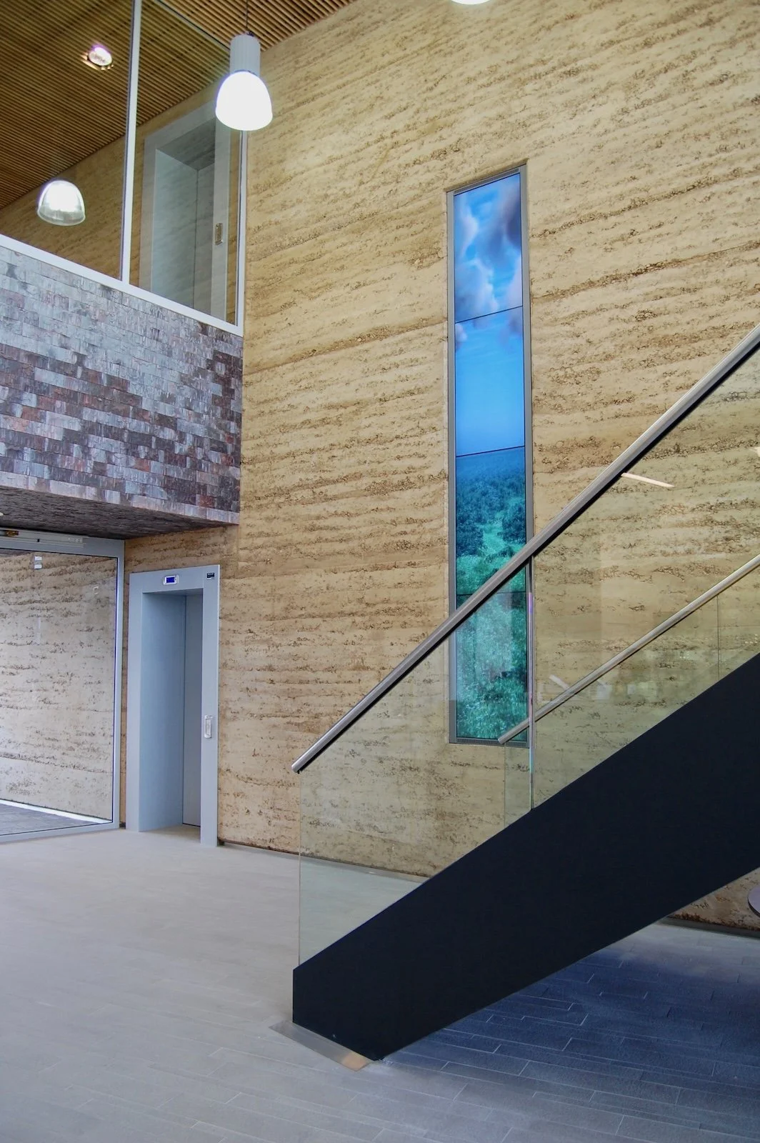 Ambachtelijke stampleem wand in Gemeentehuis Coevorden door leem stukadoor