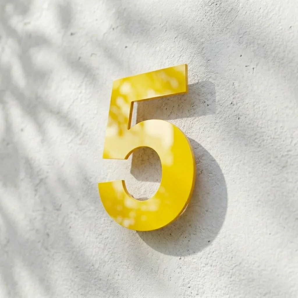 Husnummer 5 i pulverlackerat rost fritt stål gul RAL-färg