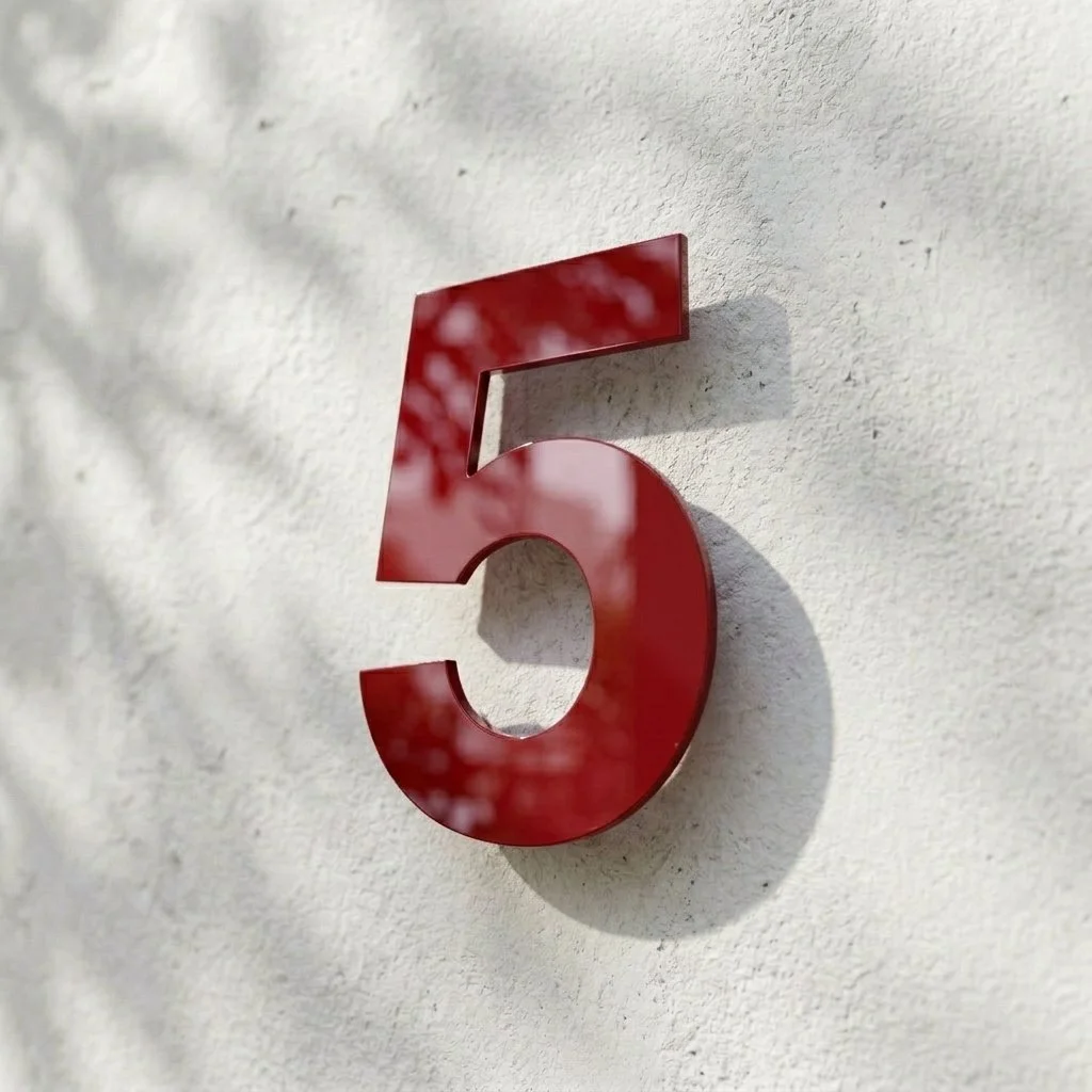 Pulverlakkert stål husnummer i rød RAL-farge