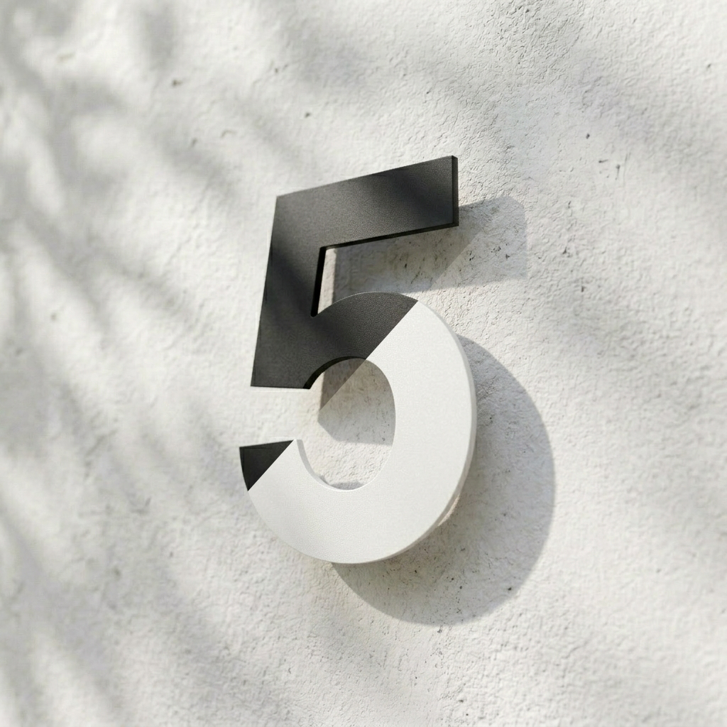 Husnummer 5 i pulverlackerat svart och vit rostfritt stål