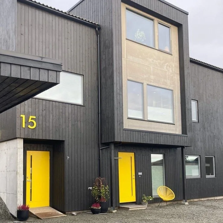 Husnummer 15 på hus med gula dörrar