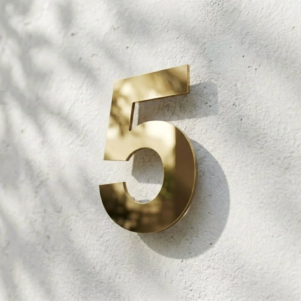 Messing husnummer – ubehandlet overflate med levende patina