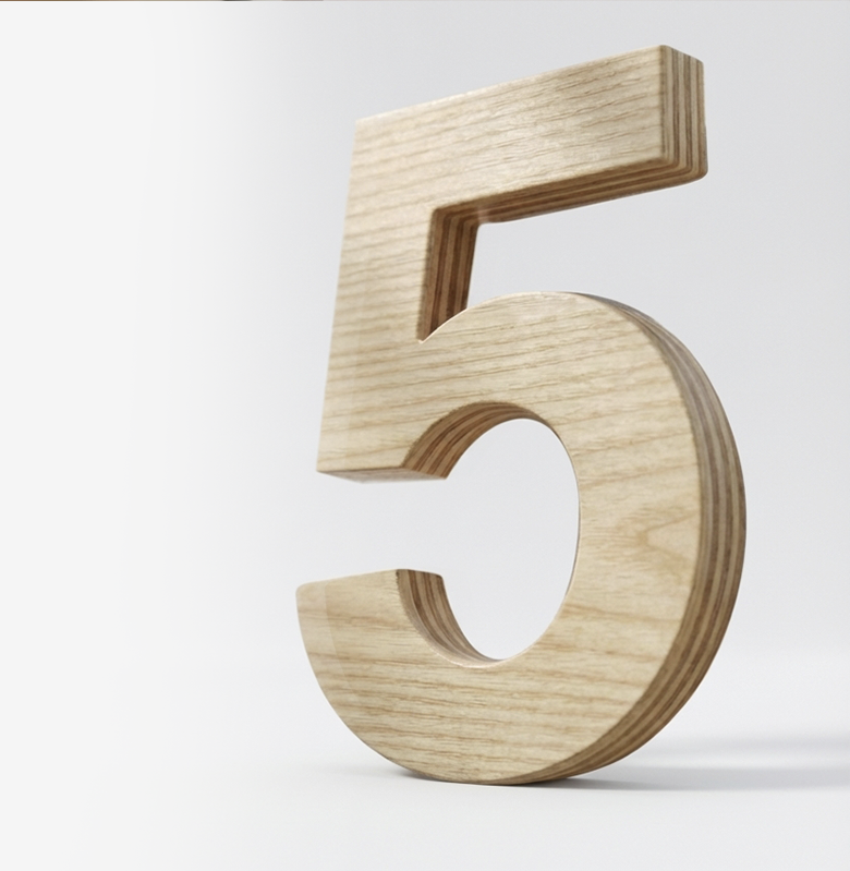 Husnummer 5 i duraply tre - fasadetall i naturlig kryssfiner