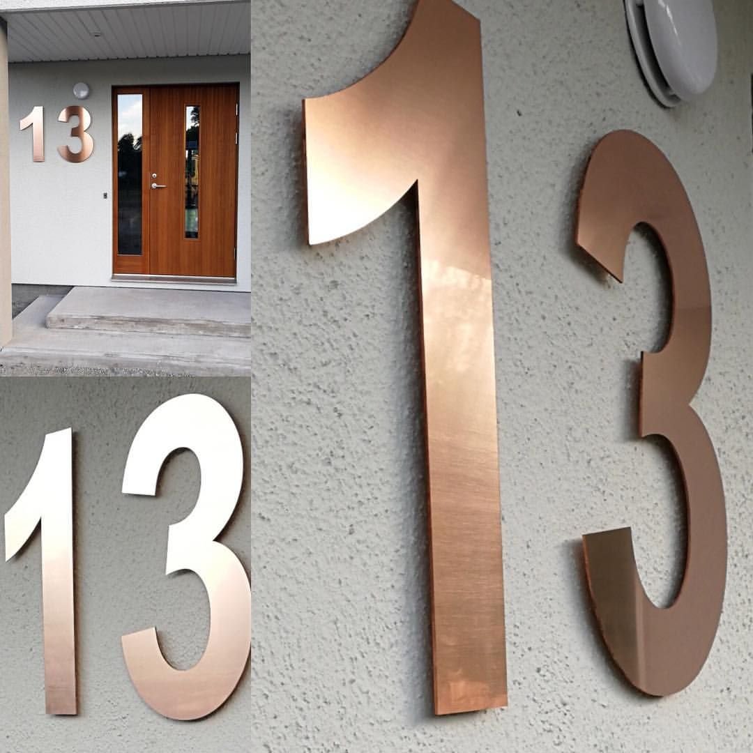 Husnummer 13 i koppar på tegelfasad
