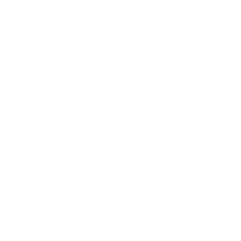 Strandstuhl mit Sonnenschirm und zwei Handtüchern darunter.