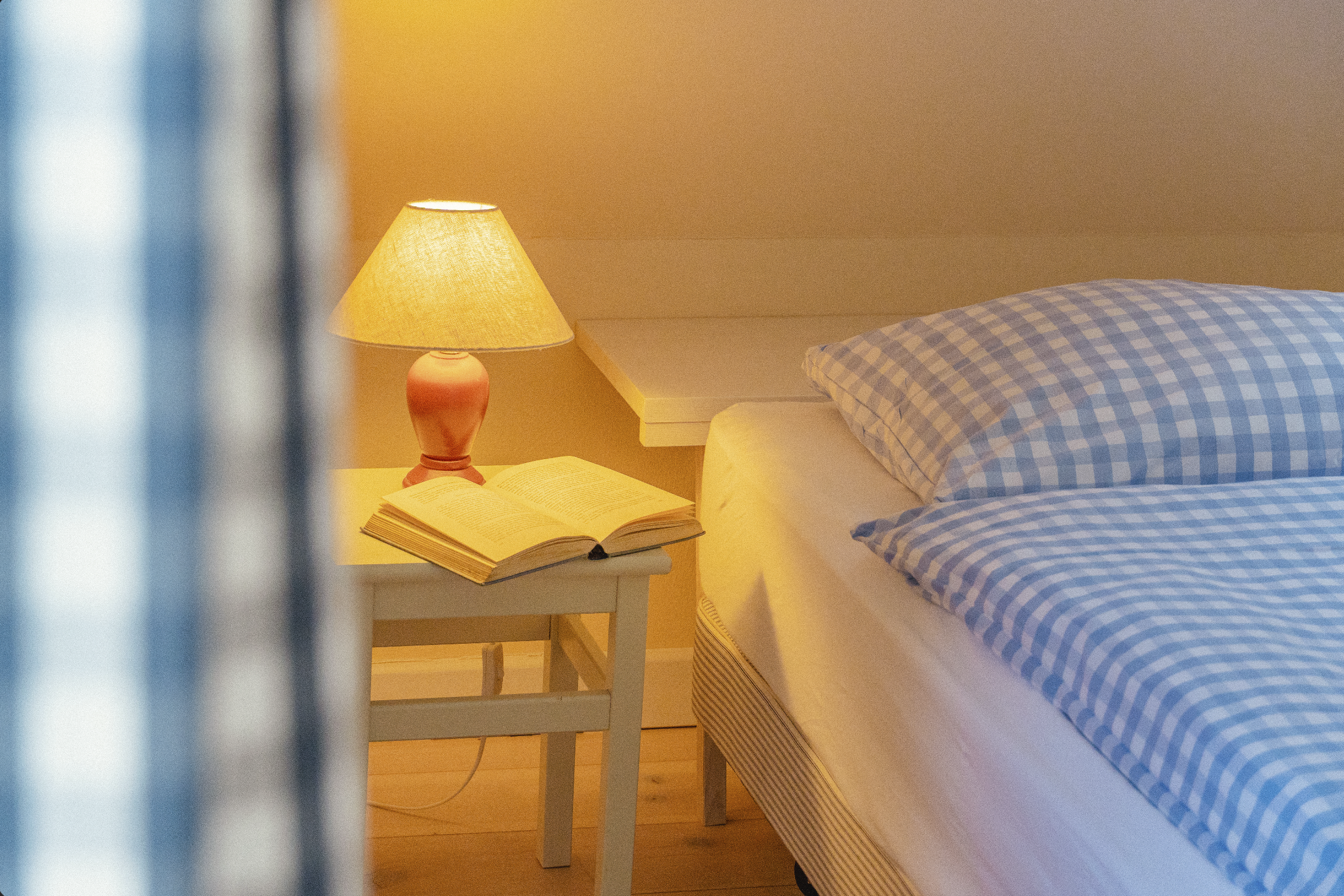Schlafzimmer des Koppelblicks mit offenem Buch