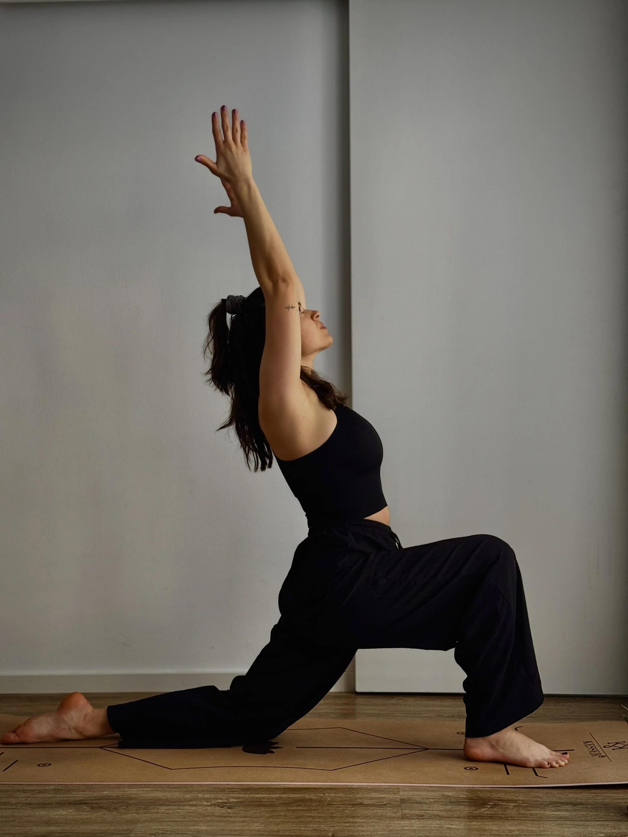 Frau macht Yoga-Position auf einer Yogamatte.