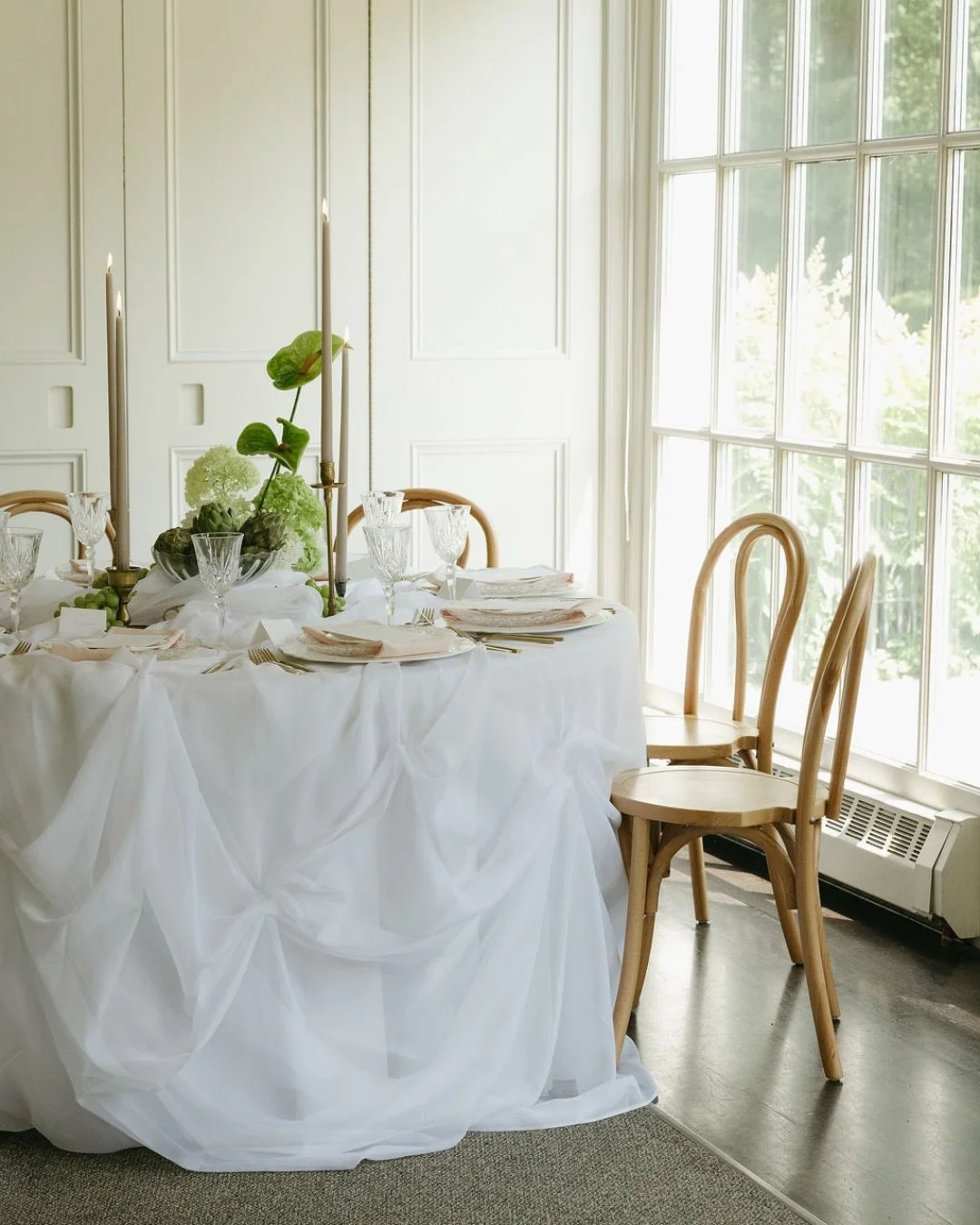 If the vibe for your wedding is soft, layered, and elegant, this one is for you. 

Don&rsquo;t forget to hit that save button because this one definitely belongs in your inspo folder 💚🕊️

-

@newberlinevents 
@wildthingfloral 
@filledwithlightphoto