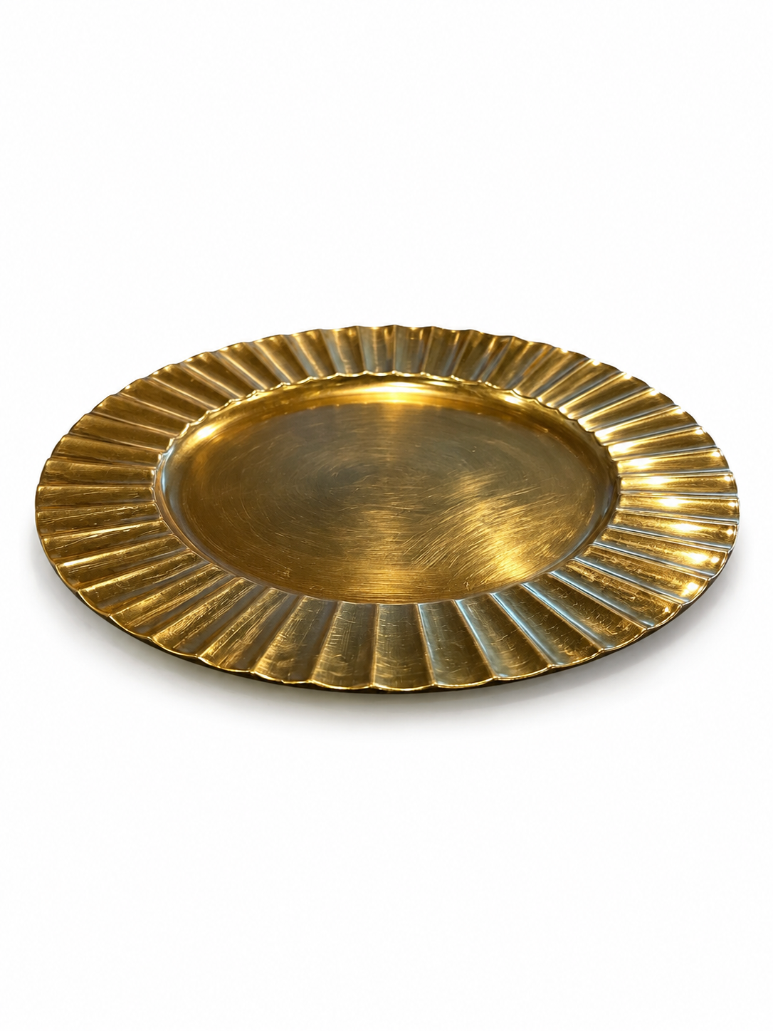 Gold charger plate with sunburst edge.png