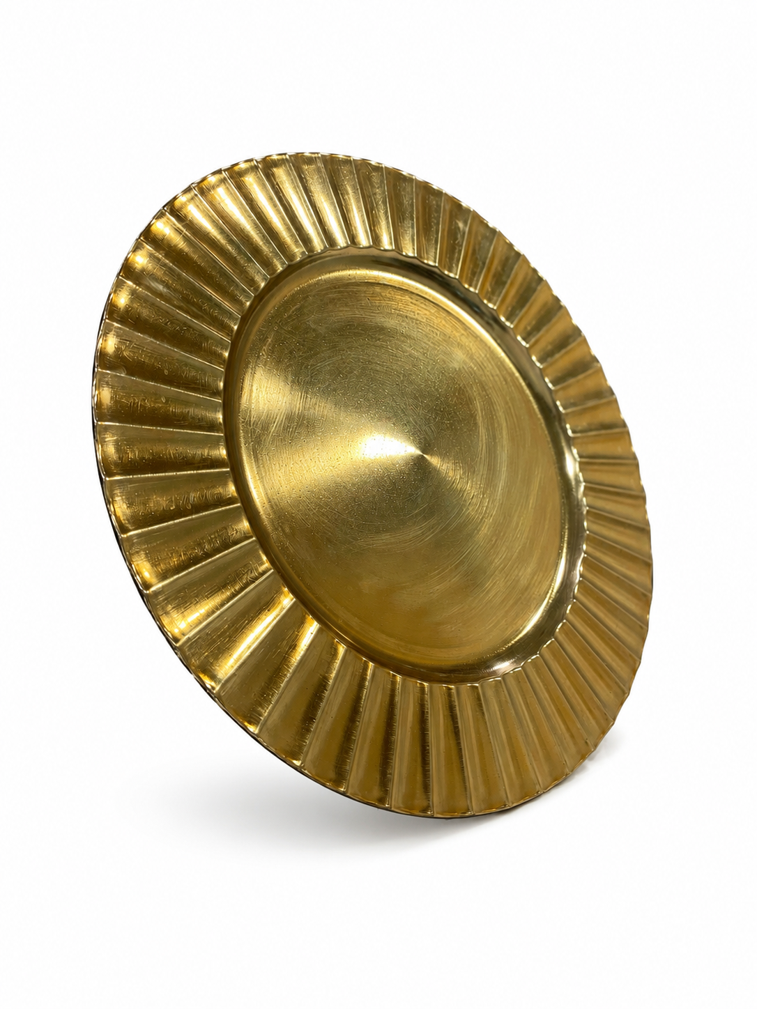 Golden metallic plate with pleated rim.png