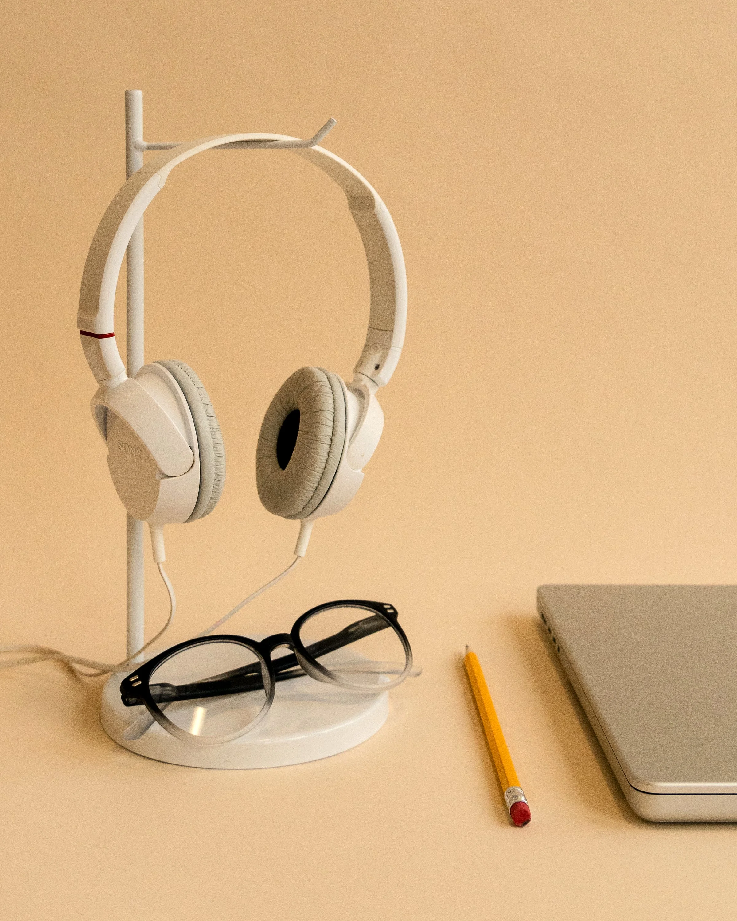 C125_Headphone_Hldr.jpg