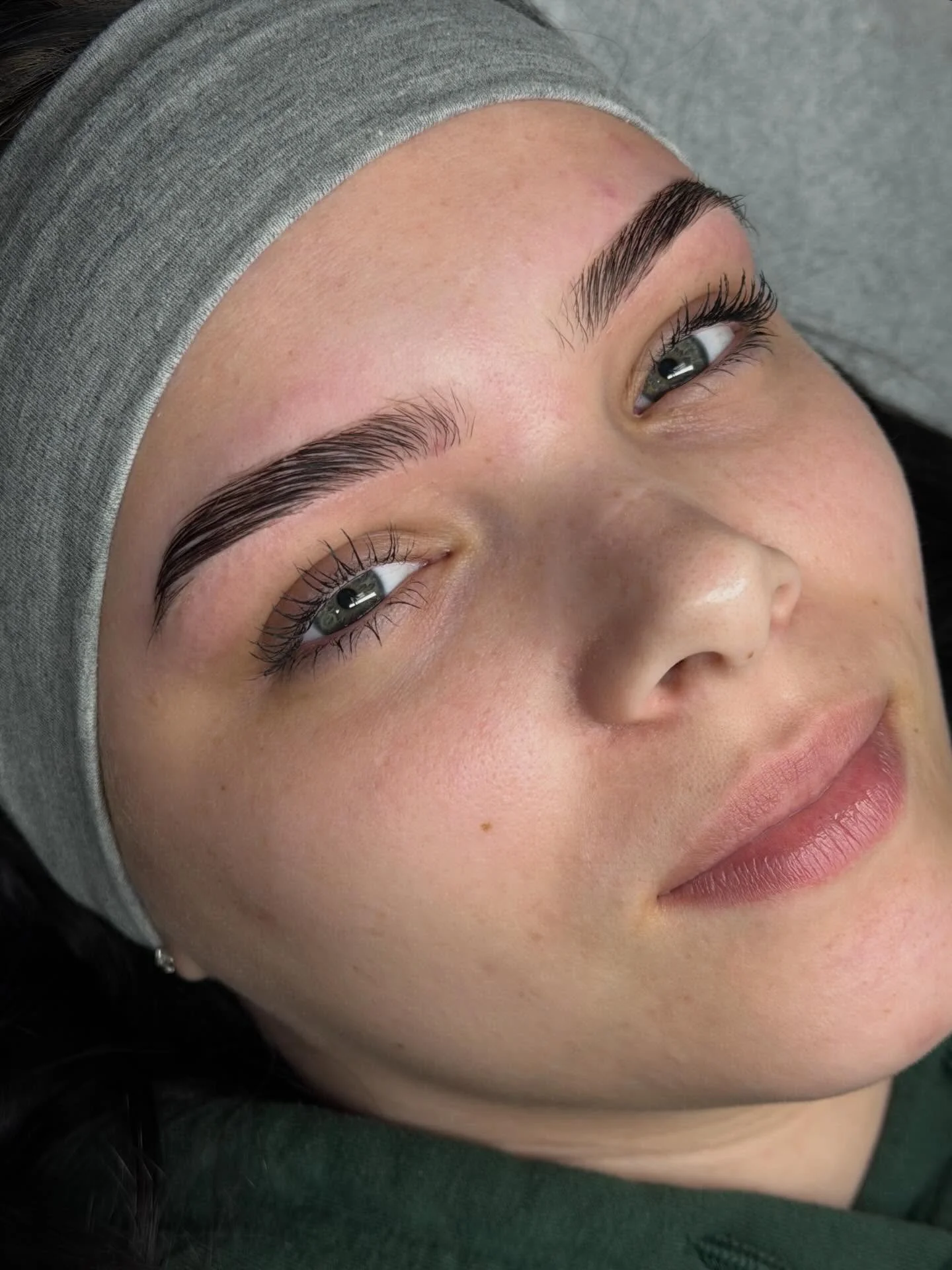 Our client was wanting to bring back more shape and fullness to her brows. In just 4 appointments we were able to achieve her brow goals 😍 

swipe to see her brows before 👀
Professional: @barebychauntay 

#brows #brow #waxing #757 #browartist