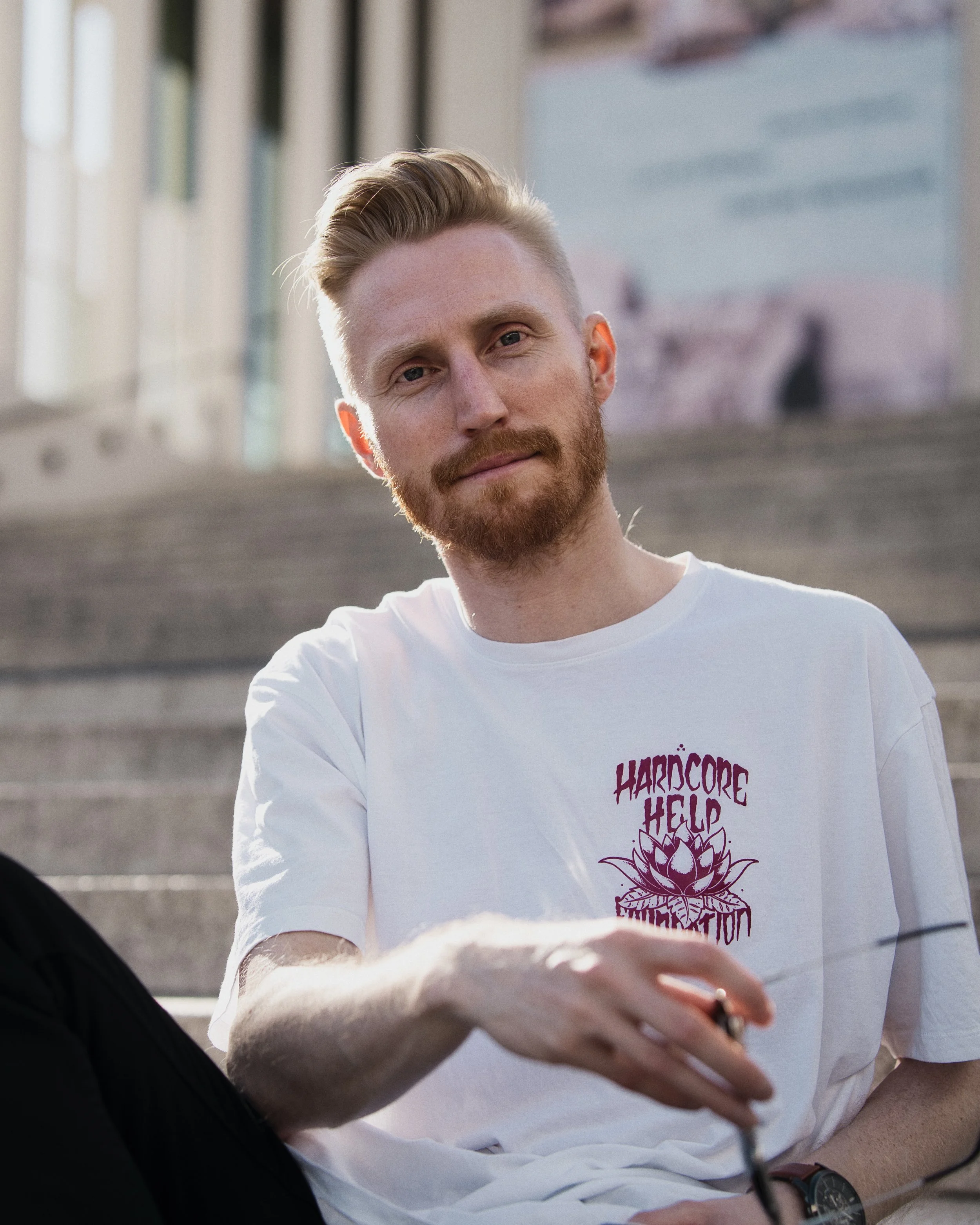 Natürliches Portrait eines Mannes an der James-Simon-Galerie Berlin