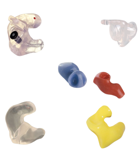 Prothèses auditives colorées de différentes formes et couleurs sur un fond blanc.