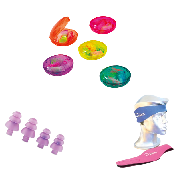 Une collection de bonbons colorés dans des contenants en plastique, accompagnée d'un mannequin portant un bonnet de bain, une paire de lunettes de natation, et une planche de natation rose.