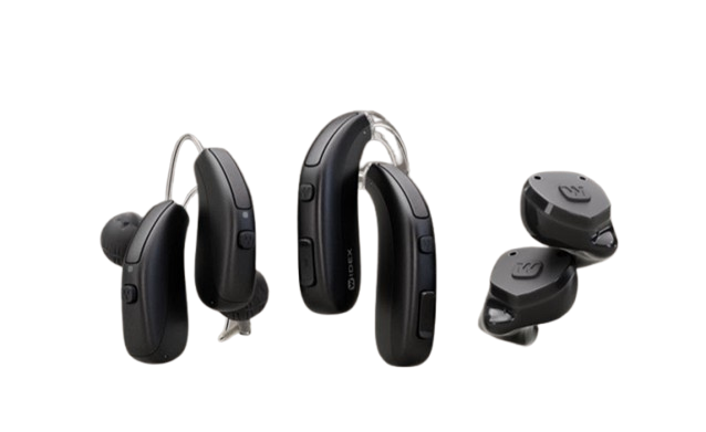 Deux casques auditifs Bluetooth sans fil avec controlleurs, accompagnés de deux boîtiers de recharge à gauche et à droite.