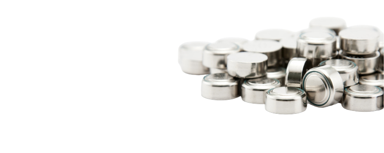 Médicaments sous forme de comprimés ou de pastilles en métal argenté.