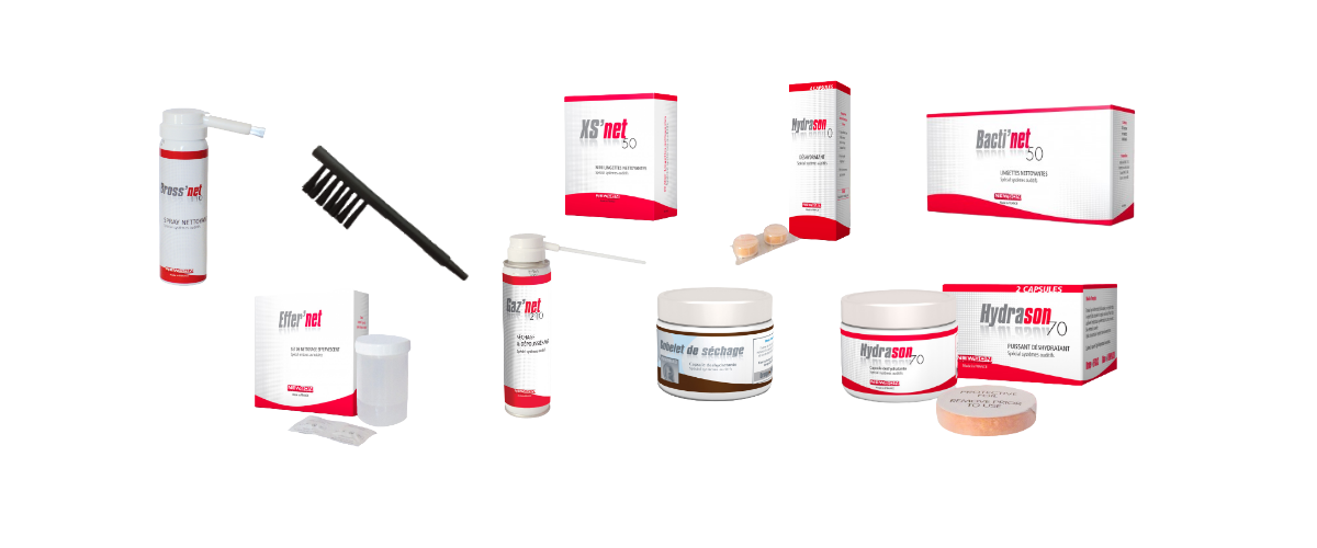 Une collection de produits pharmaceutiques, y compris des sachets, des flacons, des boîtes et des comprimés, principalement de couleur blanche avec des accents rouges.