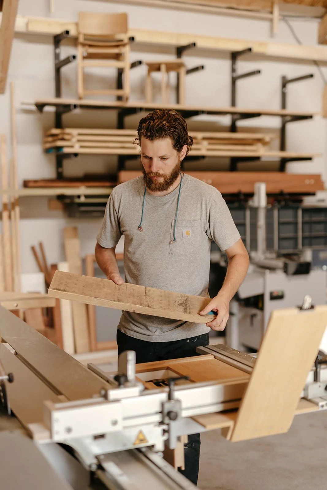 Luc Eggenhuizen au travail dans son atelier de menuiserie à Perros-Guirec