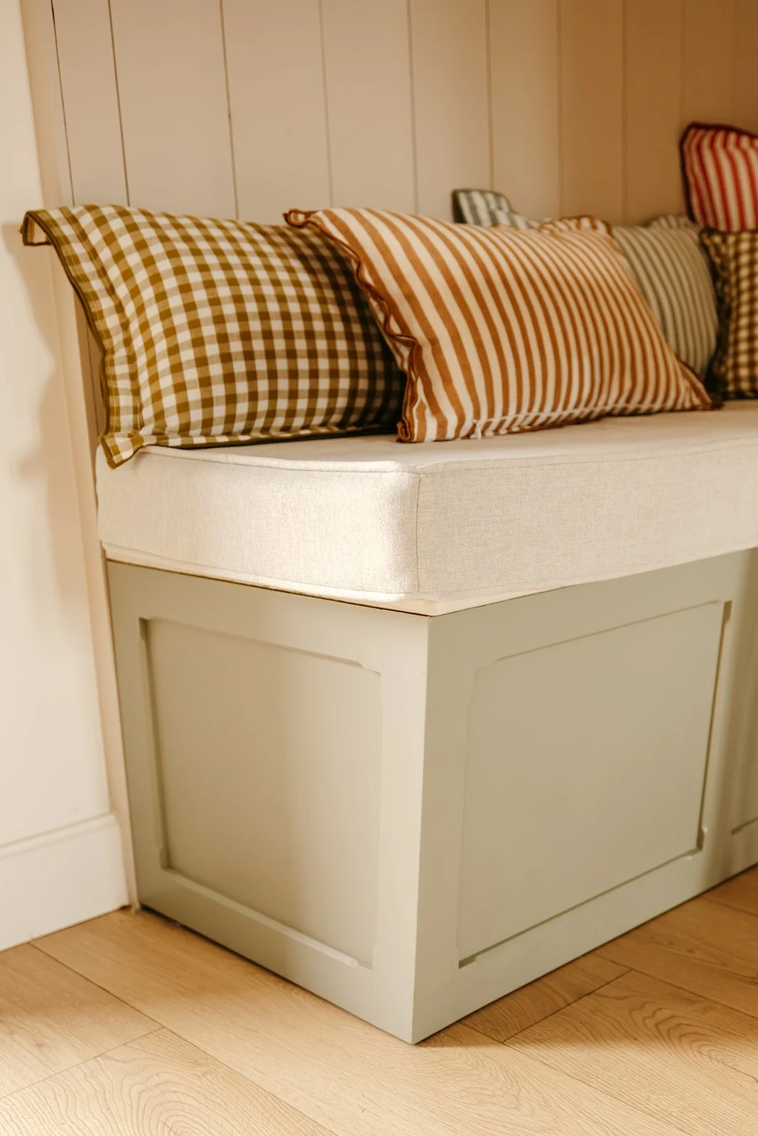 Banquette en bois sur mesure pour un coin repas avec assise coussinée