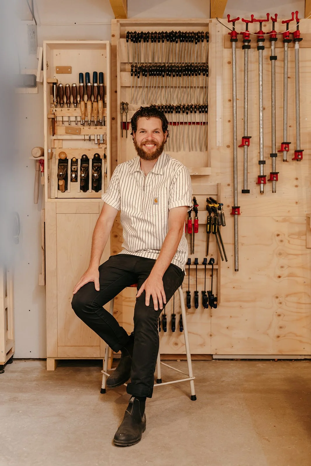 Portrait de Luc Eggenhuizen, fondateur d'Atelier Set, menuisier ébéniste spécialisé dans les aménagements en bois sur mesure à Perros-Guirec