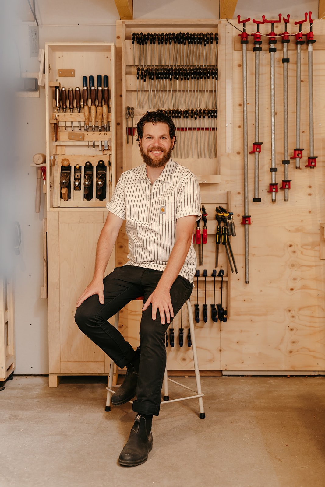 Portrait de Luc Eggenhuizen, fondateur d'Atelier Set, menuisier ébéniste spécialisé dans les aménagements en bois sur mesure à Perros-Guirec