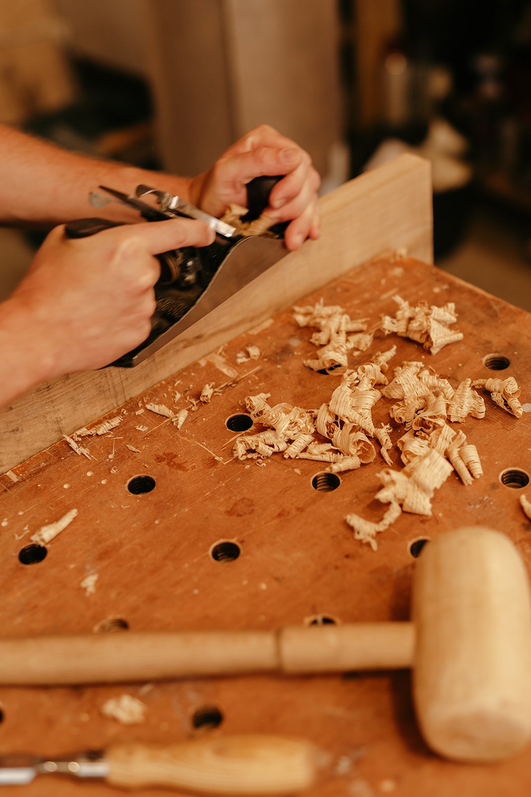 Détail du travail du bois au rabot à main dans l'atelier de menuiserie Atelier Set