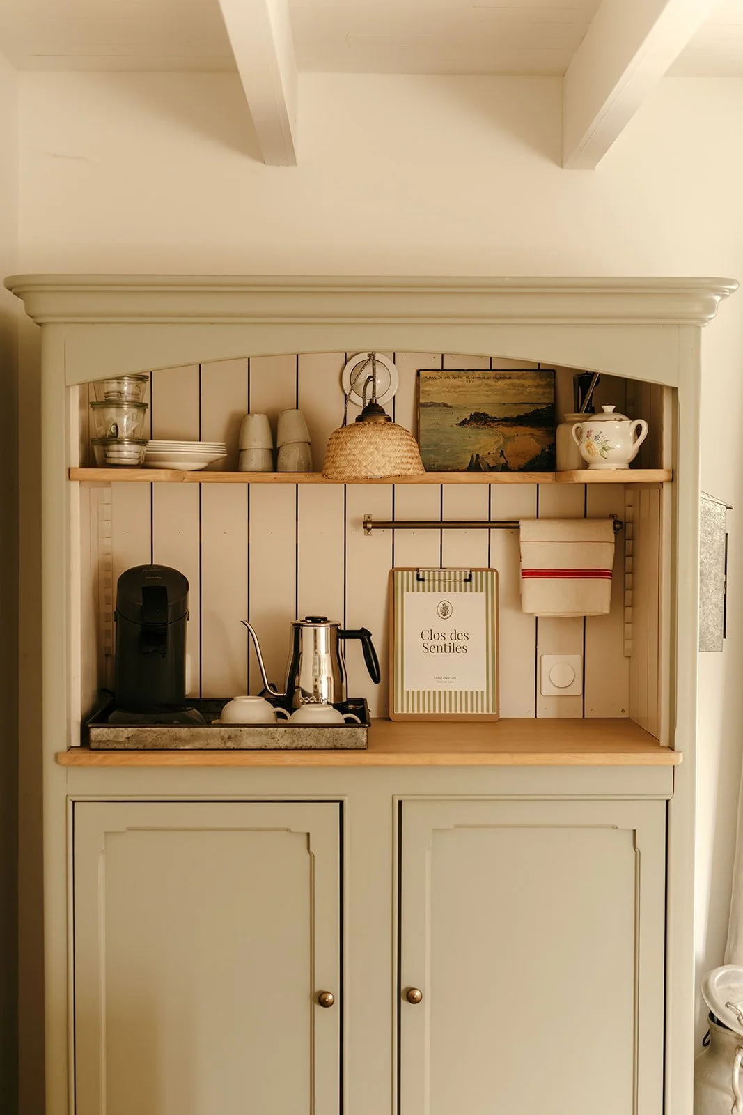 Réutilisation d'un ancien meuble transformé en coin café fonctionnel avec rangements et équipements intégrés par Atelier Set